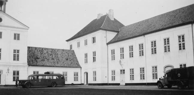 Gråsten Slot. Lazaret for tyske SS-soldater. 2 biler. www.avlg.dk