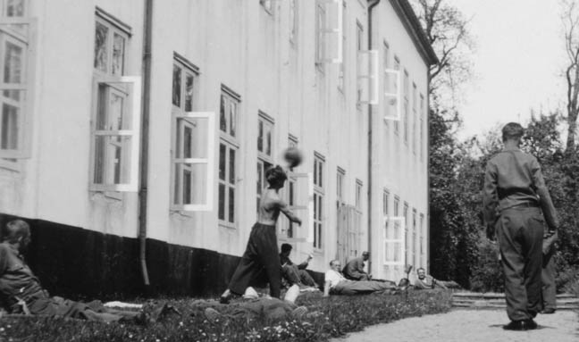 Hospital på Gråsten Slot. Soldater i solen. www.avlg.dk